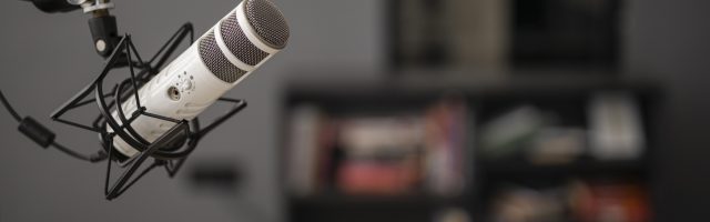 vista-lateral-microfono-radio-espacio-copia