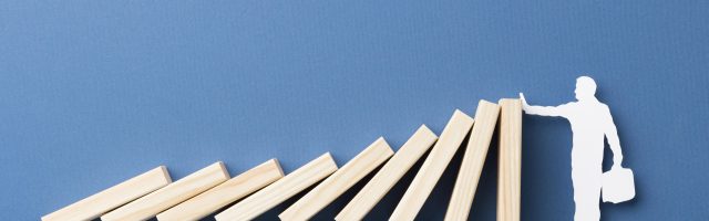 arreglo-piezas-madera-vista-superior Retos y barreras de la economía azul