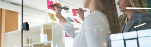 Mujer planificando en una empresa