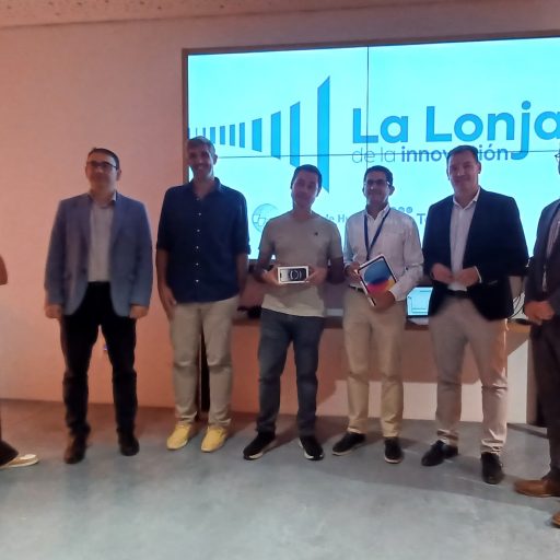 Ganadores del Concurso de Ideas de la Autoridad Portuaria de Huelva posan junto a sus premios.