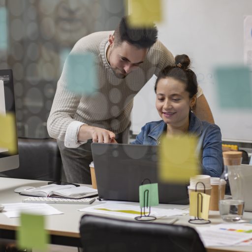 Personas emprendedoras mirando el ordenador