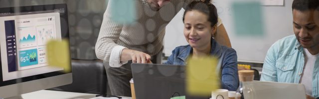 emprender-con-pocos-recursos Personas emprendedoras mirando el ordenador