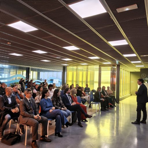 Alberto Santana presentando el evento de CDTI y Andalucía TRADE