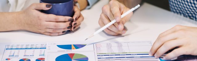 Personas calculando el burn rate de su empresa.