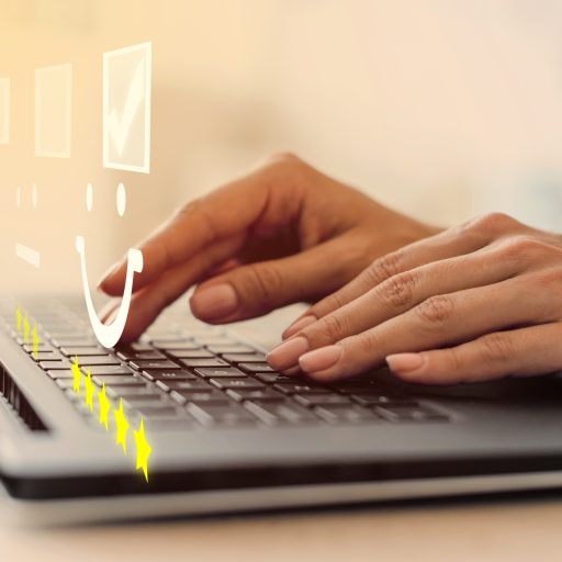 Persona escribiendo reseñas