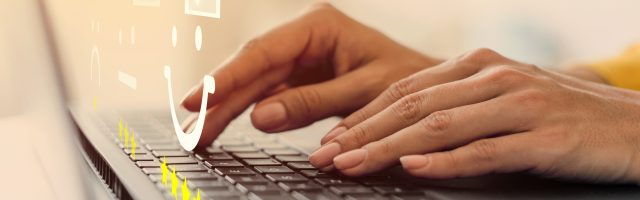 Persona escribiendo reseñas