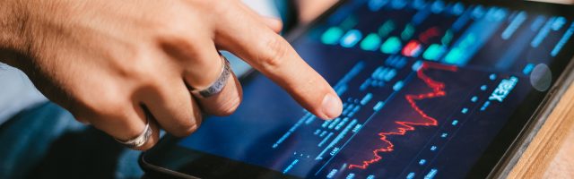 Hombre calculando WACC en tablet