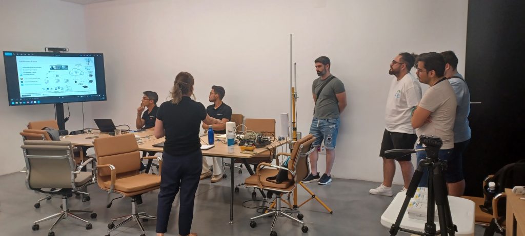 Equipo de Celestía explicando su solución