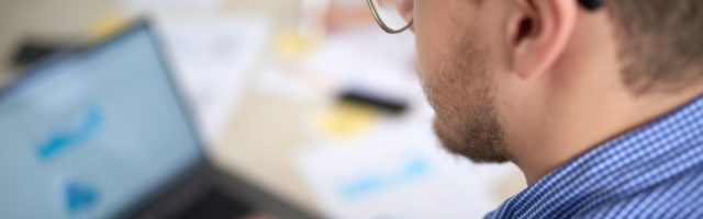 Análisis de cohortes Hombre trabaja desde su ordenador