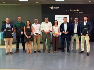 Ganadores del concurso de ideas de la Autoridad Portuaria de Huelva posan con los premios en La Lonja de la Innovación