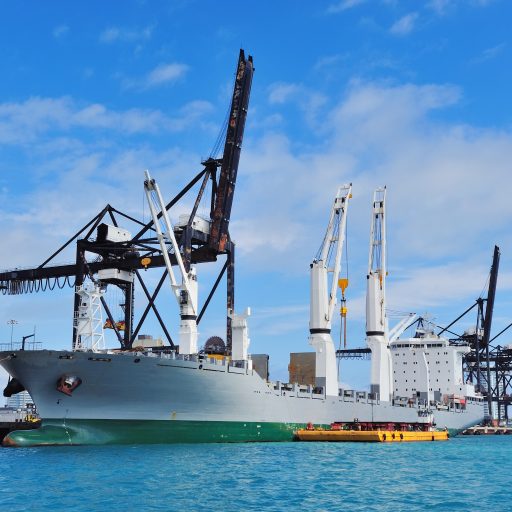 Barco comercial parado en un puerto.